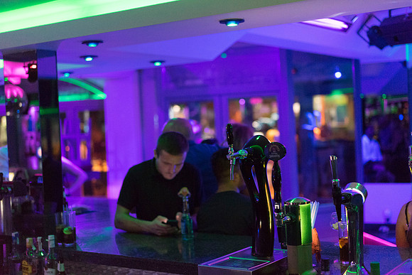 bb  © Bob Riach Plaza Magaluf 1 Digit Serial Number