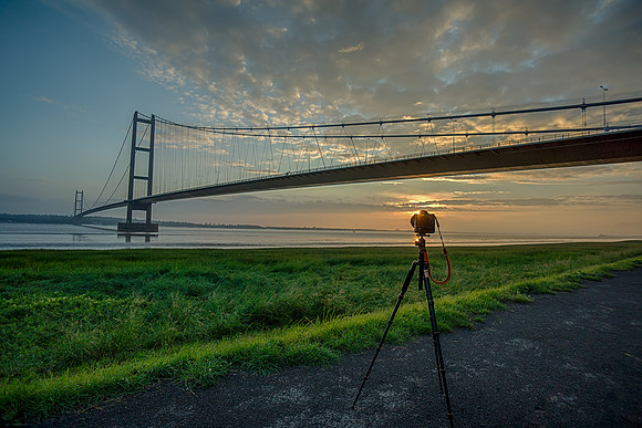 Camera at work taking a time lapse at the Humbre Bridge © Bob Riach