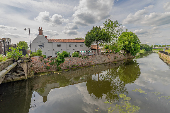 White Hart Brigg © Bob Riach
