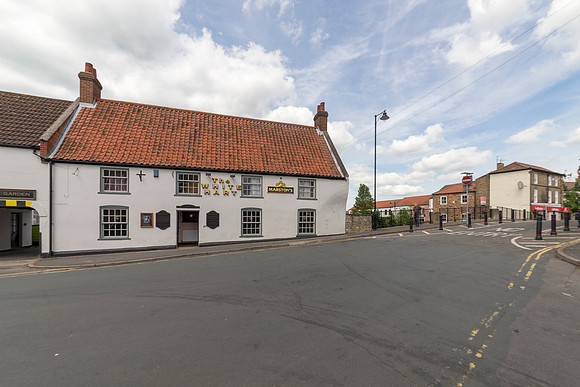 White Hart Brigg 2 © Bob Riach