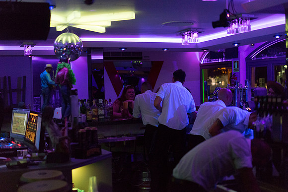 ba  © Bob Riach Plaza Magaluf 1 Digit Serial Number
