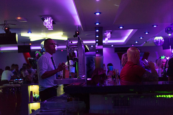 ds  © Bob Riach Plaza Magaluf 1 Digit Serial Number